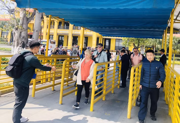 Quảng Ninh đón gần 2 triệu lượt khách quốc tế trong 6 tháng đầu năm.