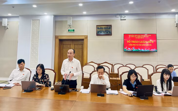 Đại biểu Lê Cao Long, Chủ nhiệm Đoàn Luật sư Quảng Ninh, Tổ đại biểu TP Cẩm Phả phát biểu thảo luận tại Tổ số 3.