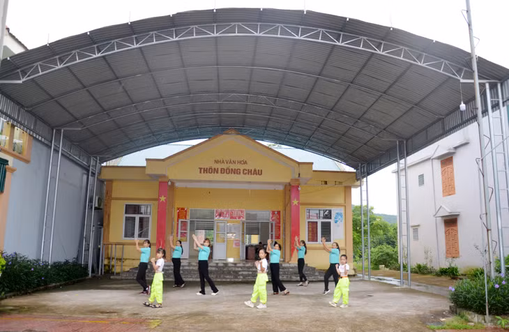 Công trình "Mái tôn nhà văn hóa thôn Đồng Châu" (xã Tiên Lãng, huyện Tiên Yên) phục vụ hiệu quả các hoạt động văn hóa văn nghệ, thể dục thể thao của nhân dân trong thôn.