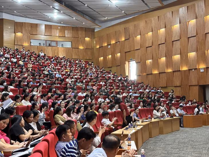 Tham dự hội nghị tập huấn có khoảng 1.200 đại biểu là hiệu trưởng, kế toán của gần 600 cơ sở giáo dục công lập trên địa bàn tỉnh. Ảnh: Sở GD&amp;ĐT cung cấp
