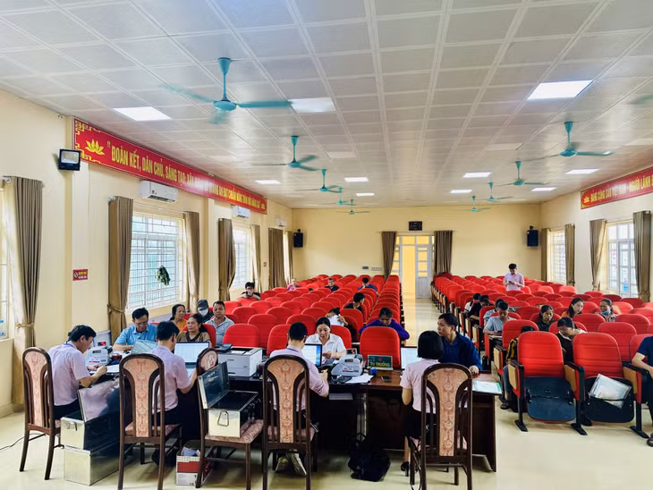 Ngân hàng CXSXH huyện Đầm Hà giải ngân vốn vay tín dụng cho người dân xã Quảng An (huyện Đầm Hà). Ảnh: Cao Quỳnh