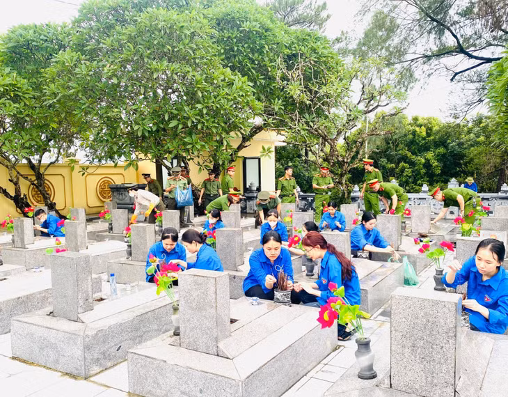 Đoàn Thanh niên phường Việt Hưng phối hợp với Đoàn Thanh niên Công an TP Hạ Long tổ chức dọn dẹp Nghĩa trang phường Việt Hưng nhân kỷ niệm 77 năm ngày Thương binh - Liệt sĩ 27/7.
