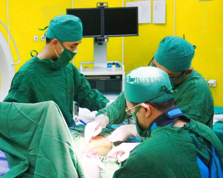 Các bác sĩ Trung tâm Y tế TX Quảng Yên đã thực hiện ca phẫu thuật cấp cứu một nam bệnh nhân có vết thương vùng đùi trái sâu khoảng 10cm nguy kịch, mất máu nhiều, nguy cơ tử vong cao.