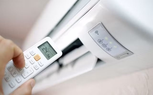 Nếu máy điều hòa của gia đình không được vệ sinh và bảo dưỡng đúng cách, bạn hoặc người thân có thể tiếp xúc với nhiều chất kích thích và vi khuẩn. Ảnh minh hoạ