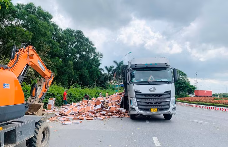 May mắn không có ai bị thương sau vụ hàng nghìn tấm gạch rơi xuống đường.