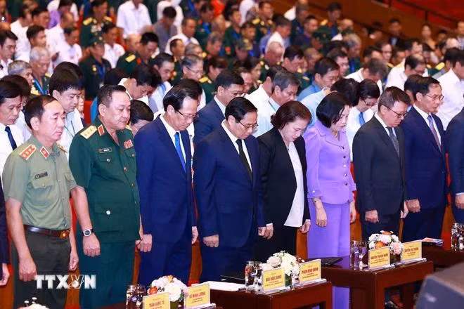 Thủ tướng Phạm Minh Chính và các đại biểu tưởng niệm các Anh hùng liệt sĩ và Tổng Bí thư Nguyễn Phú Trọng. (Ảnh: Dương Giang/TTXVN)