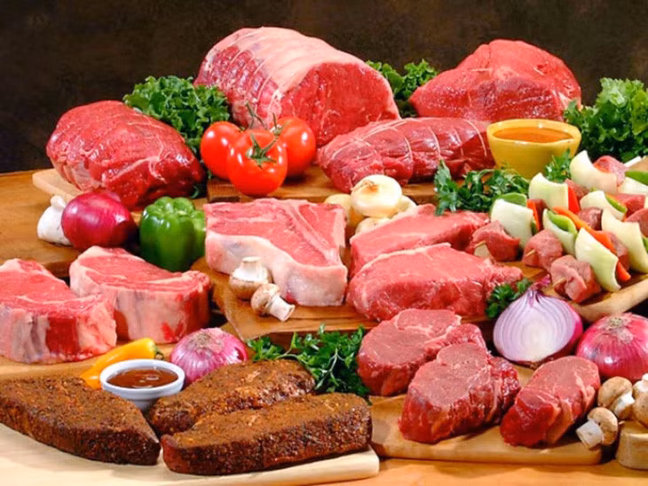 Người bệnh ung thư không nên ăn quá nhiều thịt đỏ - Ảnh: BVCC