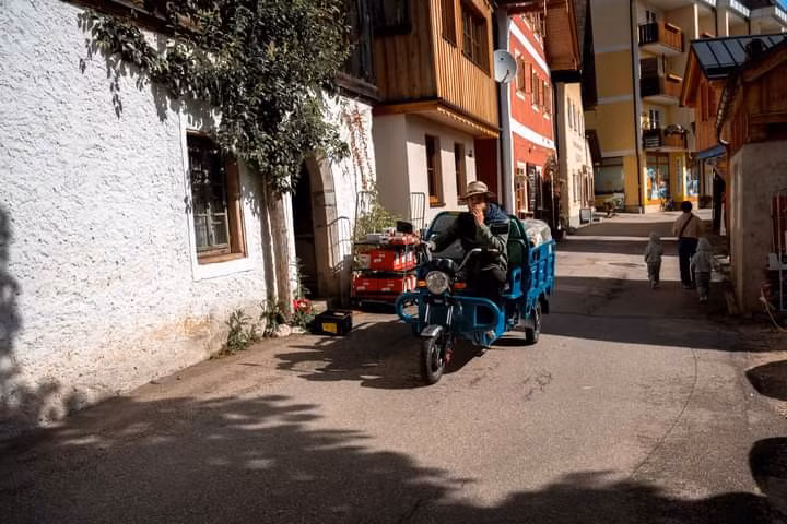 Bên cạnh phong cảnh đẹp, Hallstatt là mỏ muối cổ nhất thế giới với tuổi đời gần 7.000 năm. Cộng đồng Hallstatt khai thác các mỏ muối trong khu vực từ thời đại đồ đá mới, thế kỷ 8 đến thế kỷ 5 trước Công nguyên. Do đó, khi đến thị trấn này, món quà hay được du khách mua chính là những lọ muối nhỏ.
