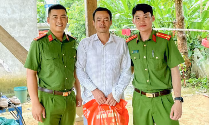 Trung úy Lý A Chánh, Công an xã Pa Khóa và trung úy Nguyễn Duy Khánh, Công an xã Noong Hẻo, đều huyện Sìn Hồ, chụp ảnh với anh Văn Điếng, nạn nhân bị đuối nước - Ảnh: Công an Lai Châu