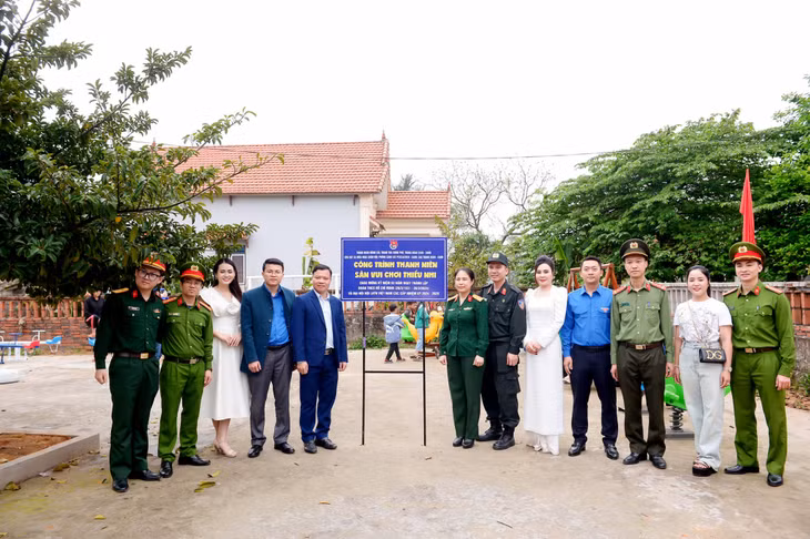 Khánh thành sân chơi cho thiếu nhi.