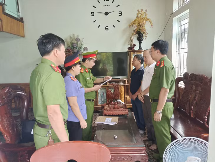 Cơ quan CSĐT Công an tỉnh Thanh Hóa thi hành Lệnh khám xét nơi ở đối với Lê Văn Trường.