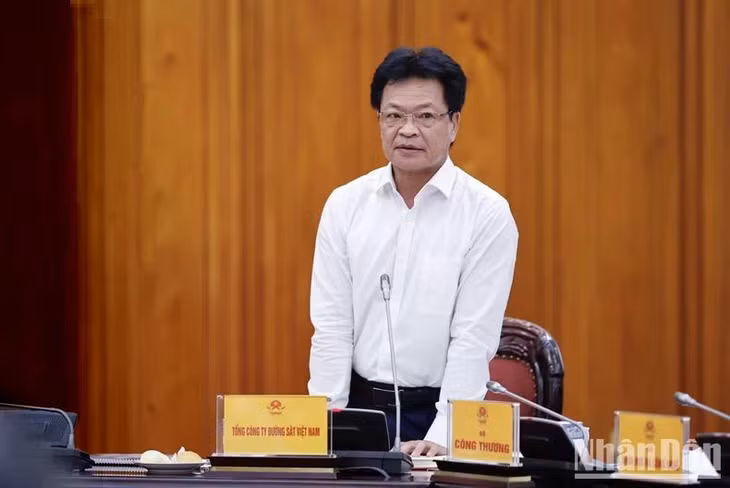 Đại diện lãnh đạo Tổng Công ty Đường sắt Việt Nam phát biểu ý kiến tại cuộc họp. Ảnh: Trần Hải.
