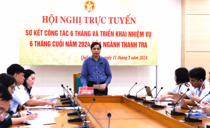 Đồng chí Vũ Văn Diện, Phó Chủ tịch Thường trực UBND tỉnh phát biểu tham luận tại hội nghị.