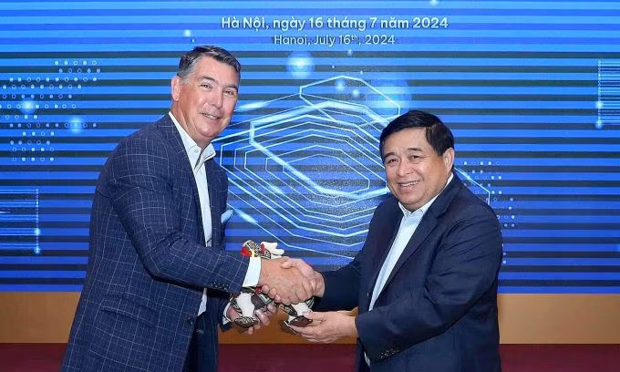 Ông Bob Gruggeworth, Chủ tịch Qorvo cùng Bộ trưởng Nguyễn Chí Dũng tại sự kiện ngày 16/7. Ảnh: Huyền Trang
