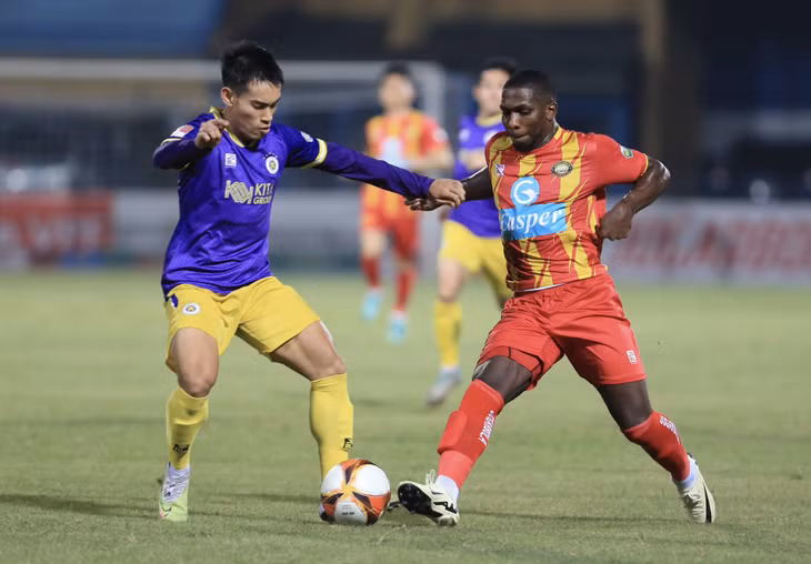 Rimario (phải) bị treo giò ở trận chung kết Cúp Quốc gia 2023/24. Ảnh: S.N