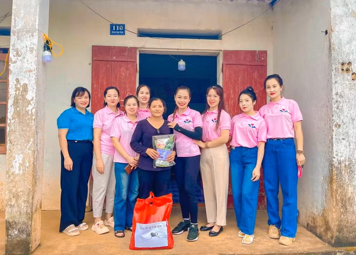 Hội LHPN xã Đông Ngũ phối hợp với nhóm thiện nguyện đến thăm hỏi, tặng quà gia đình hội viên có hoàn cảnh khó khăn trên địa bàn. (Ảnh do đơn vị cung cấp)