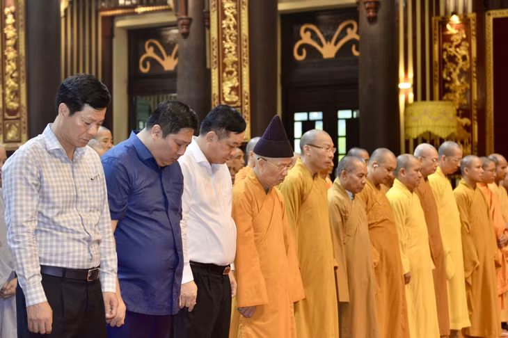 Các đại biểu, tăng ni, phật tử dành 1 phút mặc niệm Tổng Bí thư Nguyễn Phú Trọng.