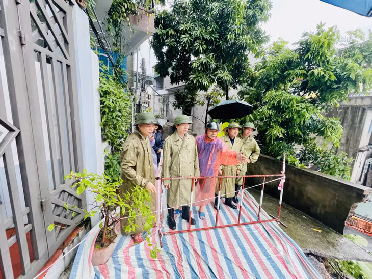 Ngay trong sáng nay, lãnh đạo TP Hạ Long đã có mặt tại tổ 6, khu 1B (phường Hồng Hải) để yêu cầu các lực lượng chức năng triển khai các giải pháp đảm bảo an toàn cho người dân và có phương án khắc phục tình trạng sạt lở.