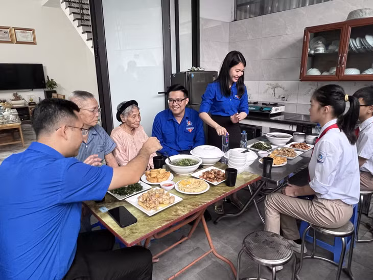 Thành Đoàn Hạ Long tổ chức chương trình “Bữa cơm gia đình - Ấm tình lòng Mẹ” tại nhà Mẹ Việt Nam anh hùng Nguyễn Thị Thực, tổ 12, Khu 7, phường Cao Xanh, TP Hạ Long.