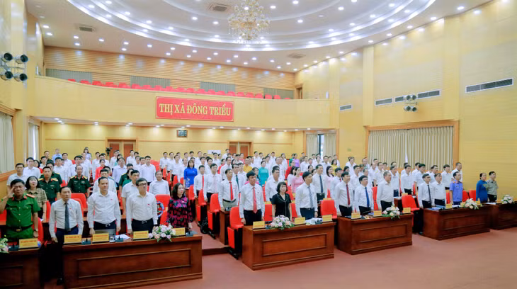 Các đại biểu khai mạc kỳ họp.