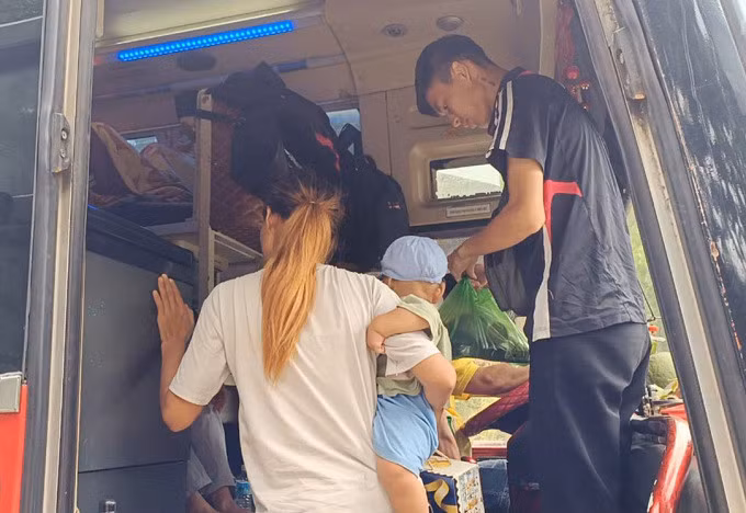 Gia đình anh Duy được hỗ trợ di chuyển trên xe khách miễn phí. Ảnh: Văn Hồ