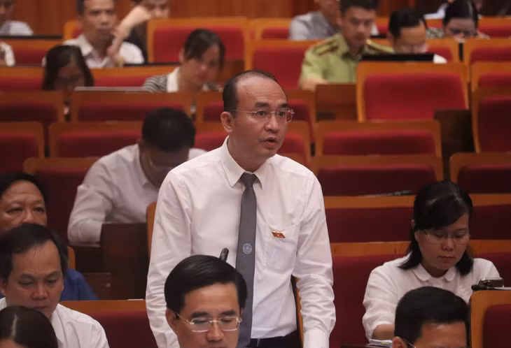 Đại biểu Lê Cao Long, Tổ đại biểu Cẩm Phả, phát biểu thảo luận tại hội trường.