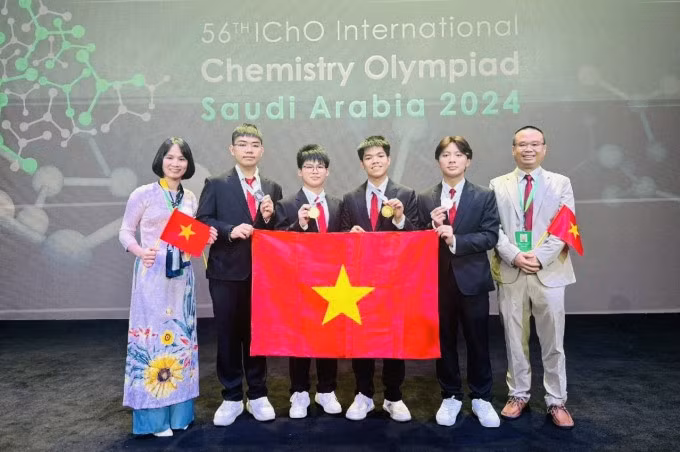 Đoàn Việt Nam tại Olympic Hóa học quốc tế 2024, từ trái sang phải: PGS.TS. Nguyễn Thị Thu Hà (Trưởng đoàn), em Đỗ Phú Quốc, Giáp Vũ Sơn Hà, Nguyễn Hữu Tiến Hưng, Trần Đăng Khôi, TS. Phạm Văn Phong (Phó đoàn). Ảnh: MOET