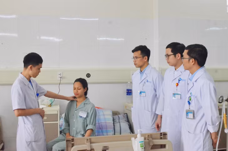 Các bác sĩ Khoa Ung bướu 2, Bệnh viện Bãi Cháy thăm khám cho bệnh nhân có bướu giáp lớn.