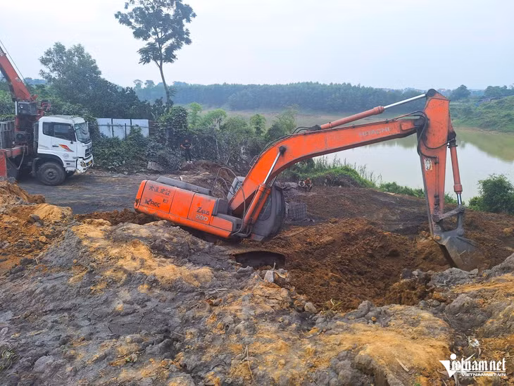 Chất thải bị chôn lấp dưới đất. Ảnh: Bảo Khánh