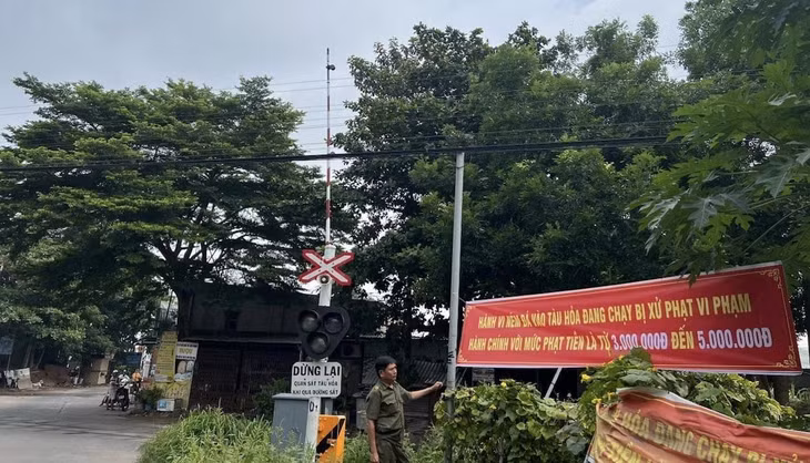 Ngành đường sắt phải treo pano tuyên truyền người dân không ném đá lên tàu hỏa. Ảnh: N.H.