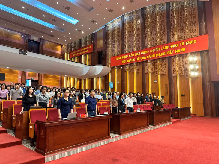 Toàn thể đại biểu dành một phút mặc niệm để bày tỏ lòng kính trọng, niềm tiếc thương và tưởng nhớ công lao to lớn của đồng chí Nguyễn Phú Trọng, Tổng Bí thư BCH Trung ương Đảng CSVN.