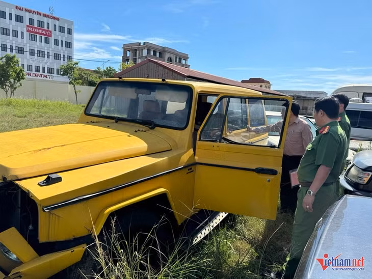 Tiến hành tiêu huỷ xe MercedesBenz G63 AMG. Ảnh: Công an Quảng Bình