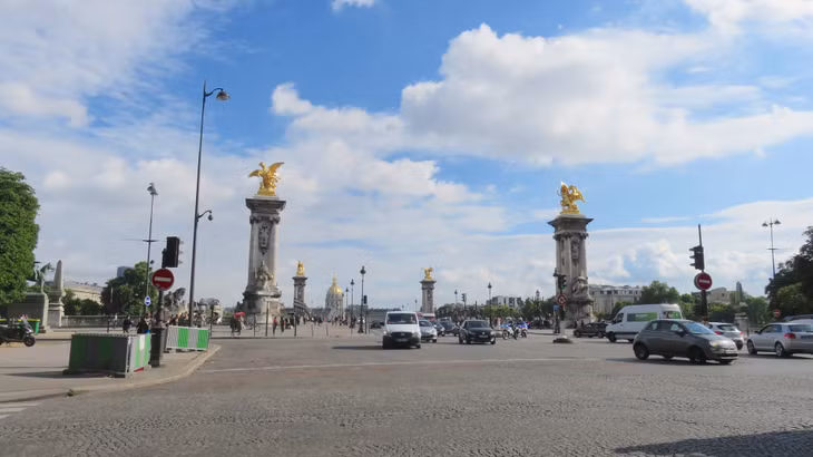 Cầu Pont Alexandre III, phía xa là điện Invalides