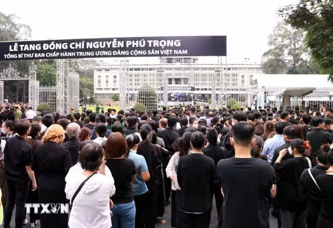 Người dân Thành phố Hồ Chí Minh đến viếng Tổng Bí thư Nguyễn Phú Trọng tại Hội trường Thống Nhất. (Ảnh: Xuân Khu/TTXVN)
