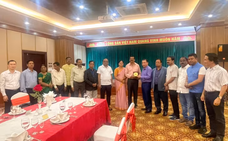 Đồng chí Hoàng Đức Hạnh, Phó Chủ tịch thường trực Ủy ban MTTQ tỉnh, Phó Chủ tịch Thường trực Liên hiệp các tổ chức hữu nghị tỉnh, tiếp đón đoàn đại biểu.