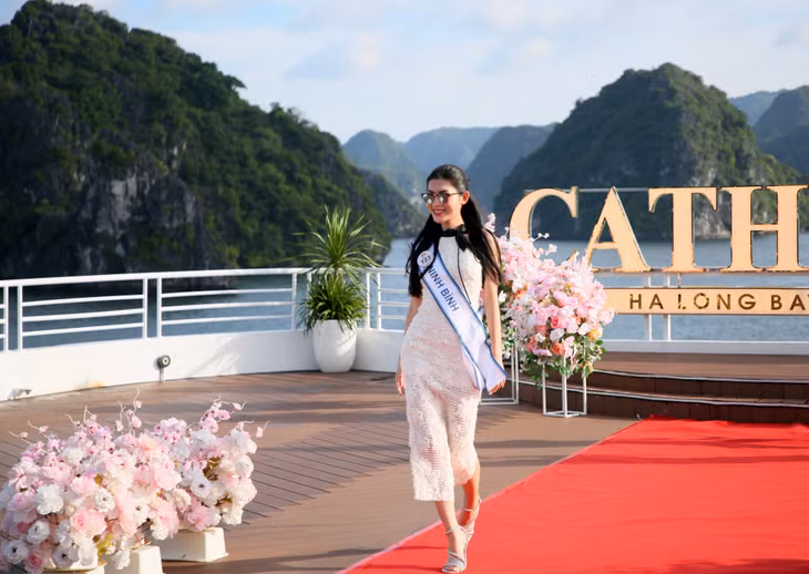 ...và sải bước tự tin trên sân khấu của du thuyền đẳng cấp giữa Vịnh kỳ quan.