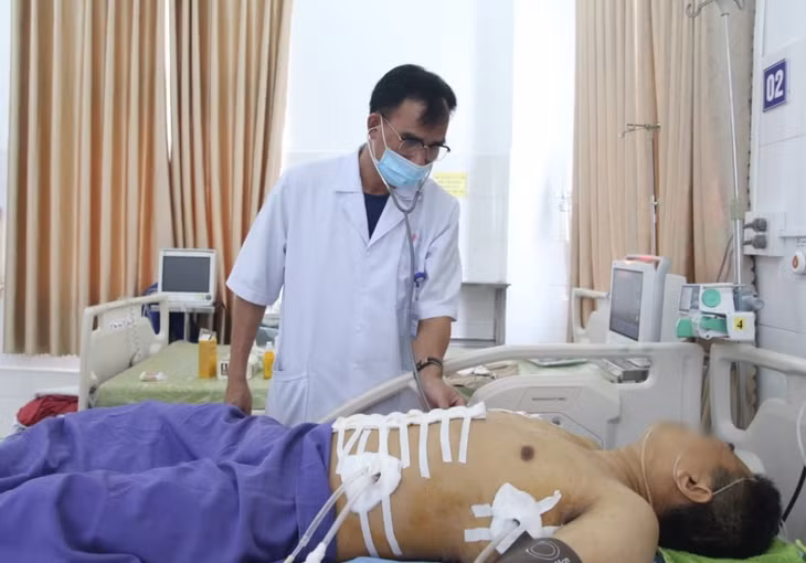Bác sĩ TTYT huyện Vân Đồn kiểm tra sức khỏe người bệnh sau phẫu thuật khâu vết thương thấu ngực - bụng nguy kịch. Ảnh do đơn vị cung cấp.