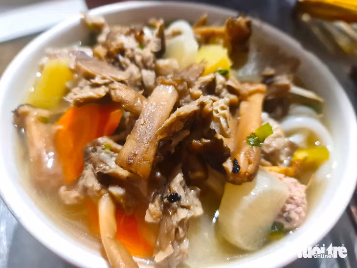 Nấm mối nấu bánh canh cũng là món ăn ưa thích của người miền Tây - Ảnh: MẬU TRƯỜNG