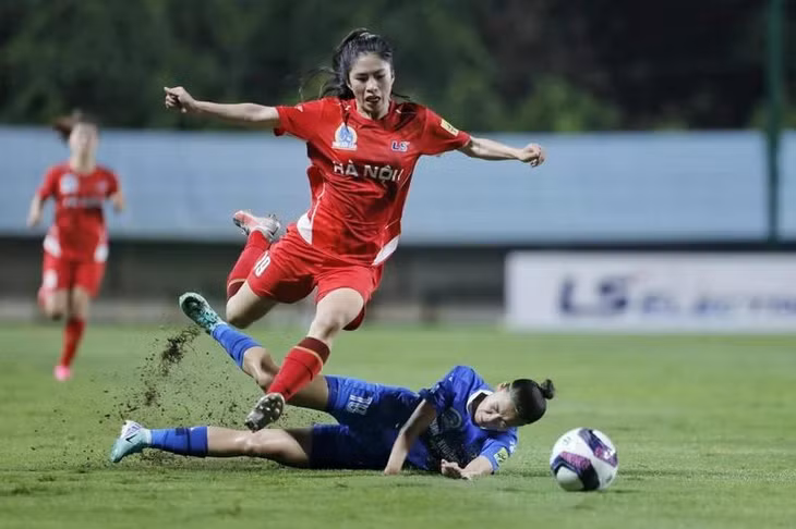 Hà Nội I (áo đỏ) và Than khoáng sản Việt Nam tạo ra thế trận đầy căng thẳng. (Ảnh: VFF)