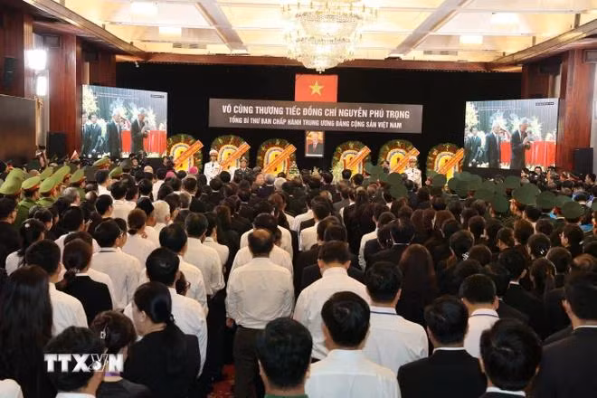Đoàn đại biểu Thành ủy, Hội đồng Nhân dân, Ủy ban Nhân dân, Mặt trận Tổ quốc Việt Nam Thành phố Hồ Chí Minh và các đồng chí lãnh đạo các cơ quan Trung ương phía Nam, các tỉnh thành phố phía Nam, cùng đông đảo các tầng lớp nhân dân, tôn giáo, dân tộc dành một phút mặc niệm tiễn đưa Tổng Bí thư Nguyễn Phú Trọng về nơi an nghỉ cuối cùng. (Ảnh: Thanh Vũ/TTXVN)