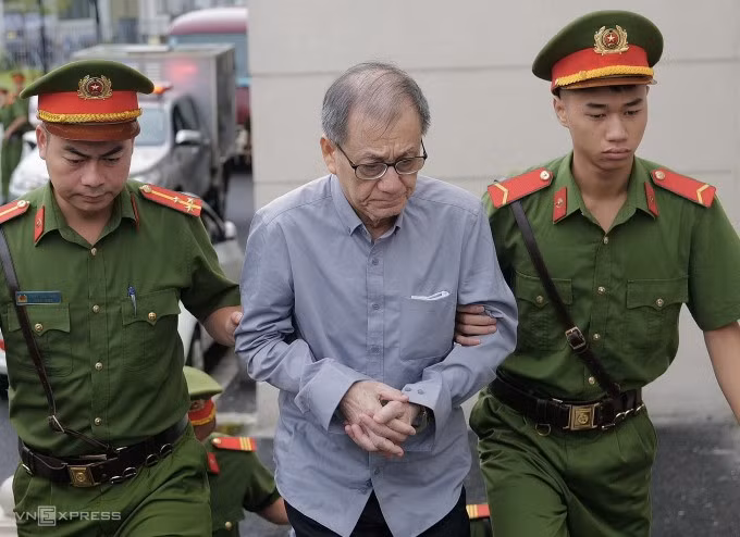 Ông Lê Văn Sắc, 75 tuổi, cựu giám đốc FLC Land, là bị cáo cao tuổi nhất trong 50 người. Ảnh: Ngọc Thành