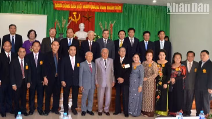 Tổng Bí thư Nguyễn Phú Trọng chụp ảnh với kiều bào trong chuyến thăm chính thức Thái Lan từ ngày 25-27/6/2023. (Ảnh: XUÂN SƠN)