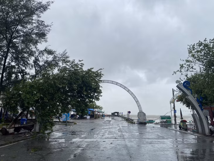 Cảng tàu Cô Tô thời điểm hiện tại có mưa.