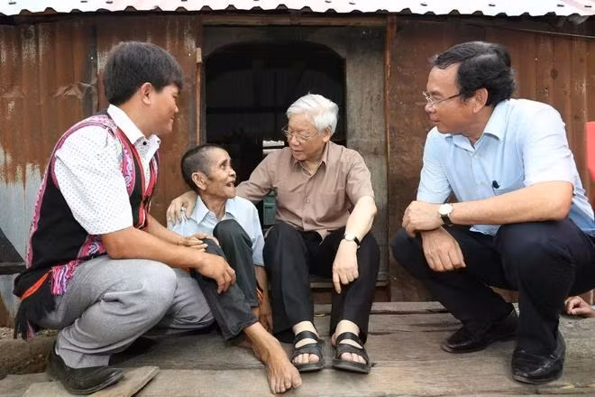 Tổng Bí thư Nguyễn Phú Trọng thăm gia đình thương binh Đinh Phi, hộ gia đình chính sách có hoàn cảnh đặc biệt khó khăn ở làng Tung Ke 2, xã Ayun, huyện Chư Sê, tỉnh Gia Lai, chiều 12/4/2017. (Ảnh: Trí Dũng/TTXVN)