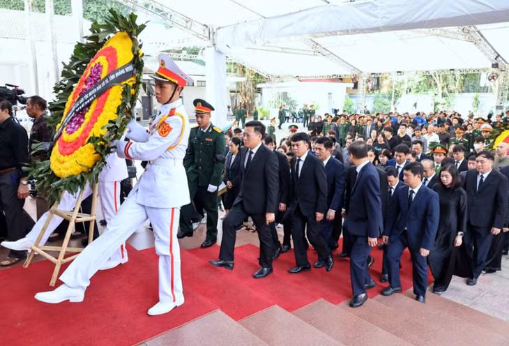 Đoàn đại biểu huyện Cô Tô do đồng chí Nguyễn Việt Dũng, Tỉnh ủy viên, Bí thư Huyện ủy, Chủ tịch UBND huyện làm trưởng đoàn dâng vòng hoa với dòng chữ: "Đảng bộ, chính quyền và nhân dân các dân tộc huyện đảo Cô Tô, tỉnh Quảng Ninh Kính viếng."