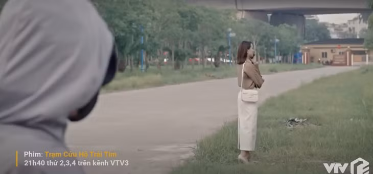 Ngân Hà mải nói chuyện nên không để ý đến con.
