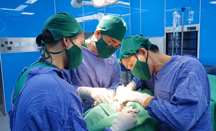 Ca phẫu thuật cho bệnh nhân N.V.L (72 tuổi, huyện Hải Hà) ung thư tuyến giáp thể nhú xâm lấn rộng, di căn hạch cổ.