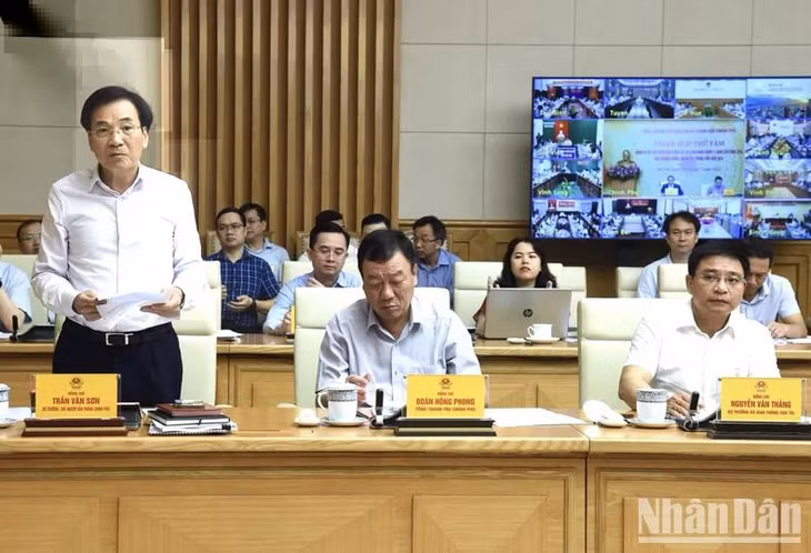 Bộ trưởng, Chủ nhiệm Văn phòng Chính phủ Trần Văn Sơn phát biểu ý kiến tại phiên họp (Ảnh: Trần Hải).