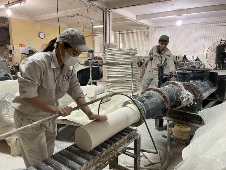 Ứng dụng công nghệ trong sản xuất gốm sứ tại doanh nghiệp KHCN Công ty TNHH gốm sứ Quang Vinh (TX Đông Triều).