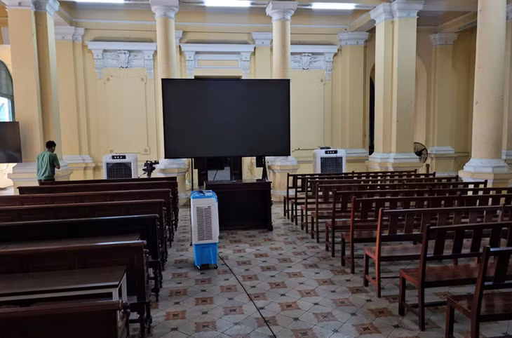 Khu vực sảnh chính được bố trí màn hình để người tham gia theo dõi phiên tòa. Ảnh: ĐN